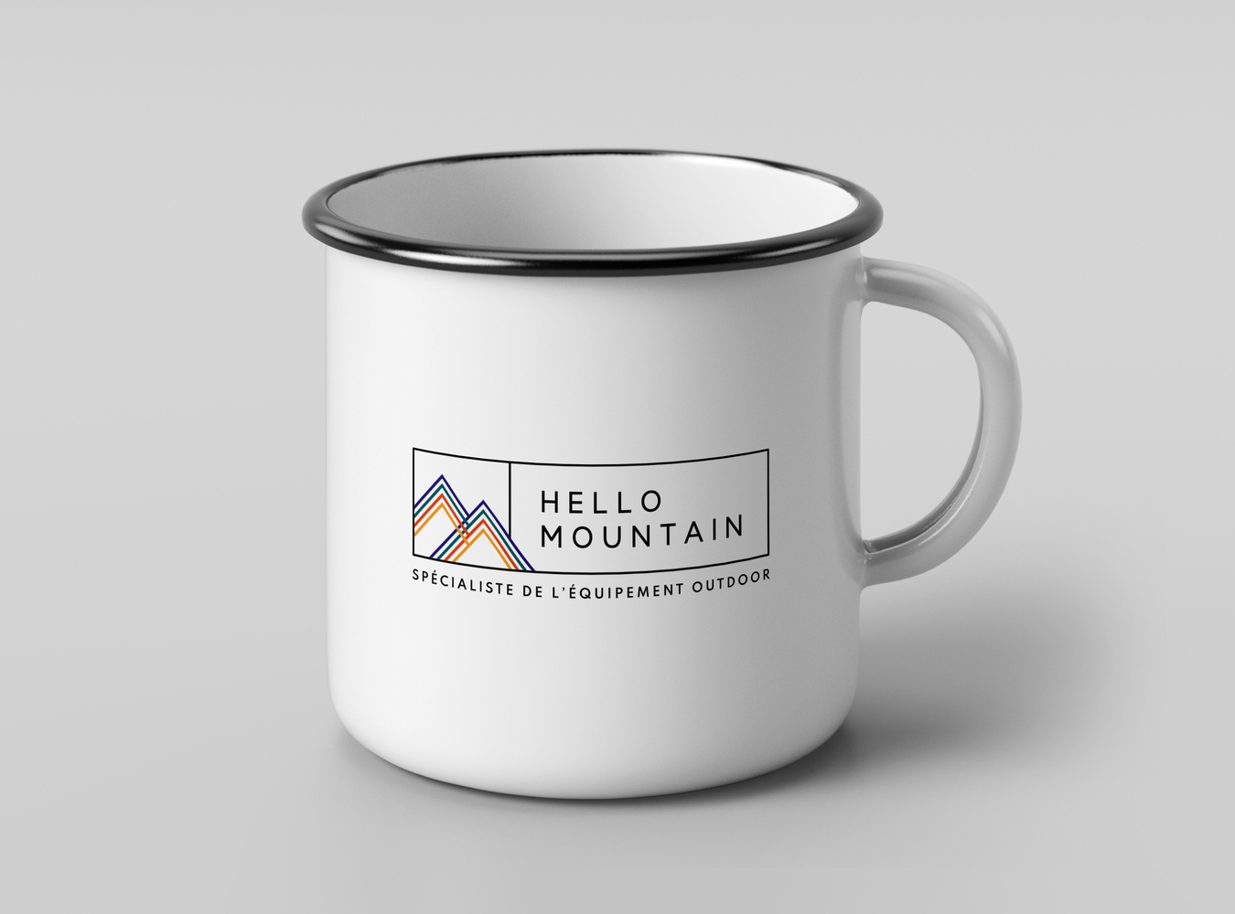 Une tasse présentant le logo hello-mountain créé par Merci Créative